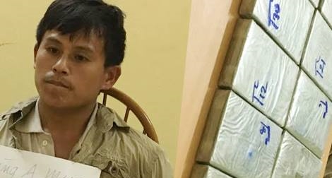 Người đàn ông Lào mang 10 bánh heroin đến cổng nhà máy xi măng