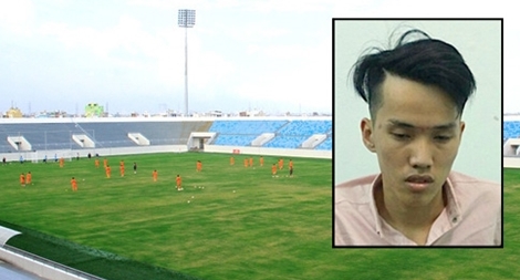 Sinh viên vào sân tập trộm đồ của các cầu thủ 