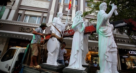 Giành lại vỉa hè cho người đi bộ: Ồn ào và lặng lẽ