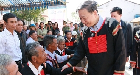 Bộ trưởng Tô Lâm thăm và tặng quà cho người nghèo tại Đắk Lắk