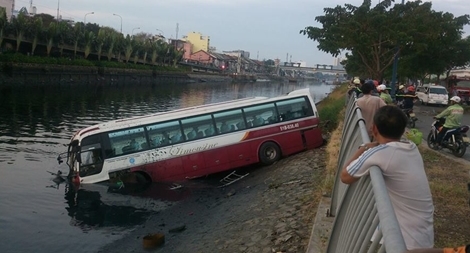 Xe khách cuốn 40m dải phân cách rồi lao xuống kênh