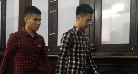 Côn đồ xông vào trường đánh bảo vệ thập tử nhất sinh