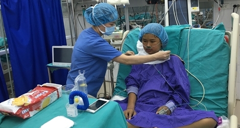 Hơn 100 y bác sĩ cứu cháu bé trong ca ghép gan lịch sử