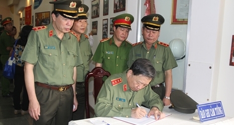 Đoàn Bộ Công an viếng nghĩa trang liệt sỹ An ninh Trung ương Cục miền Nam