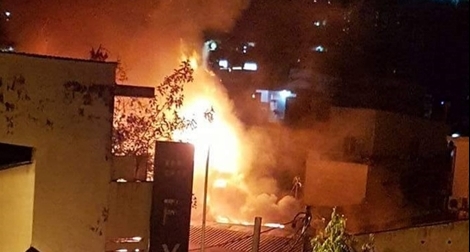 Nối vòi rồng trăm mét cứu đám cháy trong khu Mả Lạng