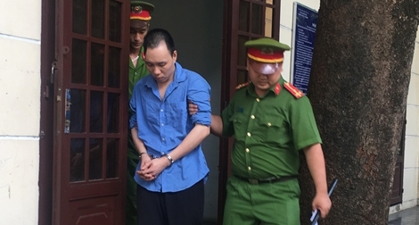 Chủ thầu xây dựng rủ phu hồ mua súng cướp tiệm vàng