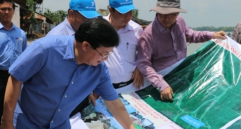 Phó Thủ tướng Trịnh Đình Dũng khảo sát tình hình sạt lở tại An Giang