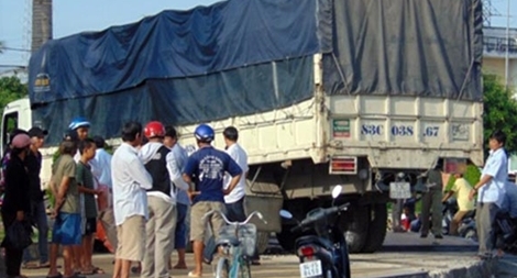 Tài xế ngủ gật, xe tải “ủi” vòng xoay tượng đài chiến thắng