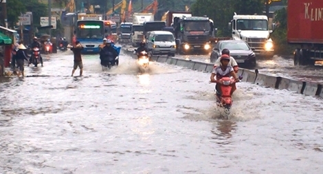 Nhiều tuyến đường ở TPHCM ngập sâu sau cơn mưa lớn
