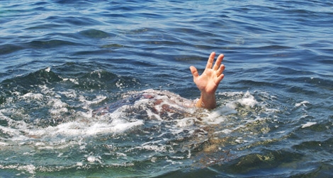 Trượt chân xuống hố, hai chị em chết đuối trong lúc tắm mưa