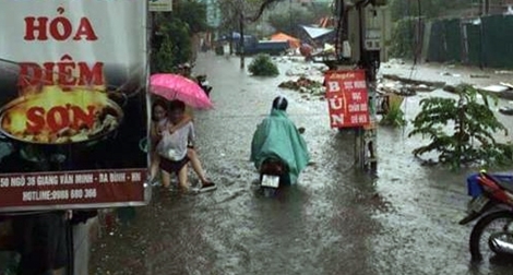 Hà Nội ngập sâu sau cơn mưa lớn, giao thông ùn tắc