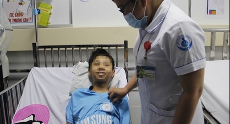 Ca phẫu thuật lấy cây kim rỉ sét trong tim bé trai 13 tuổi