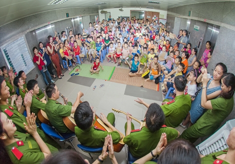 Món quà tinh thần gửi người bệnh của các chiến sĩ Công an