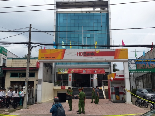 Tên cướp ngân hàng ở Đồng Nai dùng bom tự chế giả