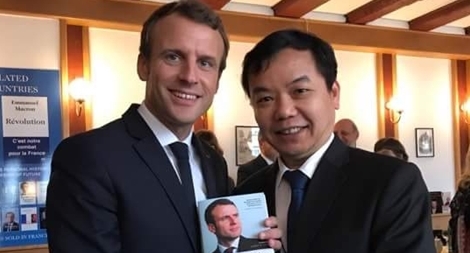 Tổng thống Pháp Macron trao bản quyền xuất bản sách bằng tiếng Việt