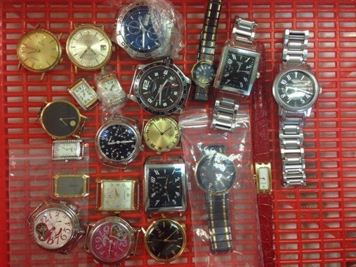 Giấu 21 chiếc đồng hồ hàng hiệu trong ống quần để đi qua “cửa xanh” sân bay