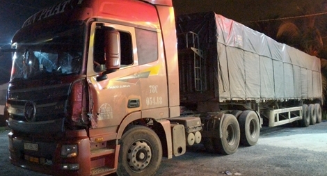 Tông vào xe đầu kéo đang lùi ở cây xăng, nam thanh niên nhập viện