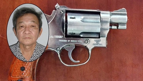 Nghi công nhân dùng bùa ngải, ông chủ dí súng vào đầu dọa bắn 