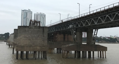 Quả bom dưới trụ cầu Long Biên sót lại từ chiến tranh chống Mỹ