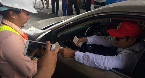 Chuẩn bị sẵn 100đ trả tài xế, BOT Cai Lậy vẫn liên tục xả trạm