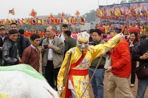 Tái hiện hình ảnh Vua đi cày trong lễ hội Tịch điền