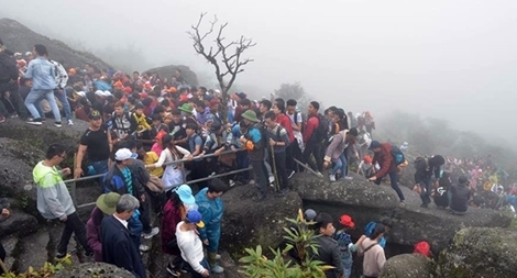 Hàng vạn người chen chân khai hội xuân Yên Tử