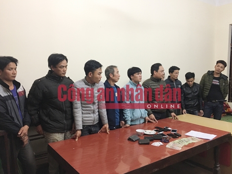 10 đối tượng đánh bạc bị bắt quả tang