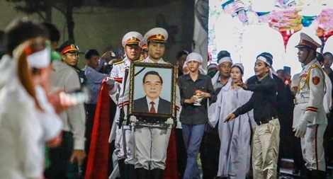 Người dân ngậm ngùi tiễn đưa linh cữu cố Thủ tướng Phan Văn Khải