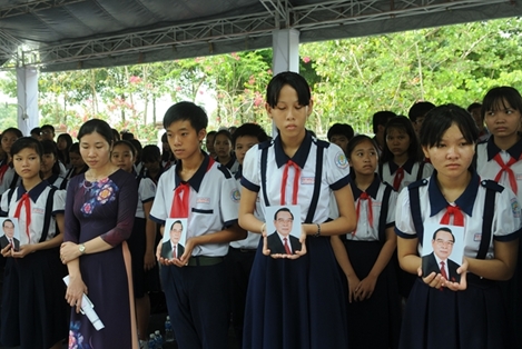 Hàng vạn người dân tiễn đưa ông Sáu Khải về với đất mẹ