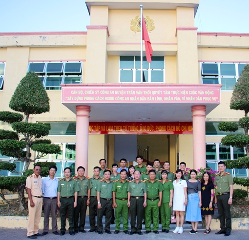 Báo CAND giao lưu với Công an huyện Trần Văn Thời