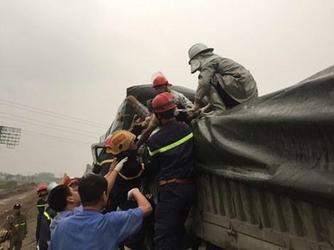 Đưa 3 nạn nhân thương vong mắc kẹt ra khỏi cabin xe tải