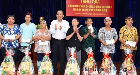 Phó Thủ tướng Trương Hoà Bình tặng quà cho bà con người Chăm 