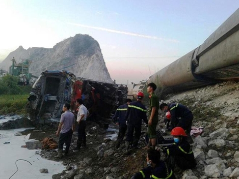 Công an trắng đêm giải cứu người mắc kẹt trong vụ lật tàu