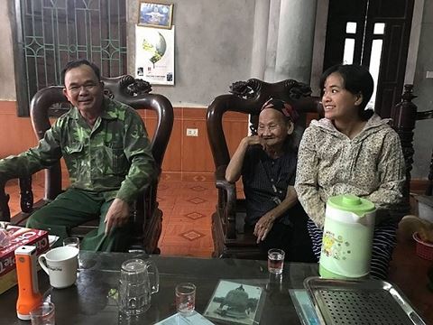 CSGT giúp cụ bà hơn 90 tuổi lạc đường tìm được người thân