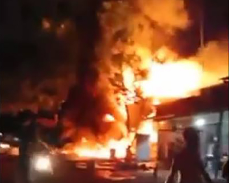 Lửa thiêu rụi 5 căn nhà ở thị trấn ven biển Cà Mau