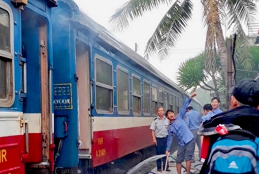 Chập điện, tàu khách phát hoả khi đang dừng trong ga