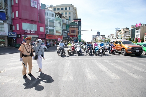 Cảnh sát giao thông “phơi mình” bám đường ngày nắng nóng