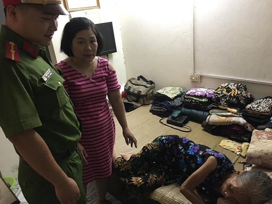 Công an phương giúp đỡ cụ già lạc đường về với gia đình