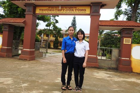 Bất ngờ với chiếc bàn học của cô gái điểm 10 Giáo dục công dân