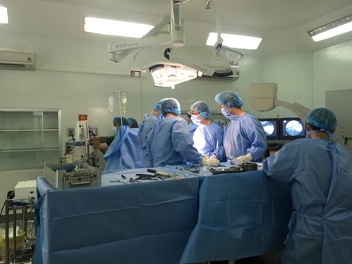 Người đàn ông ngủ võng bị mảnh kính vỡ đâm thấu tim