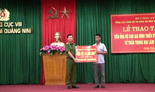 Trao hơn 200 triệu đồng cho gia đình Thiếu úy Công an hy sinh trong cơn lũ