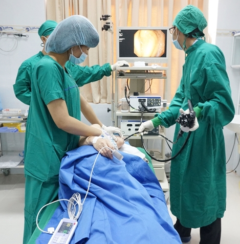 Thanh kẽm 7cm nằm trong thực quản của người đàn ông