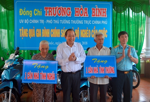 Đồng chí Trương Hòa Bình tặng học bổng cho học sinh dân tộc Chăm và tặng quà cho người nghèo