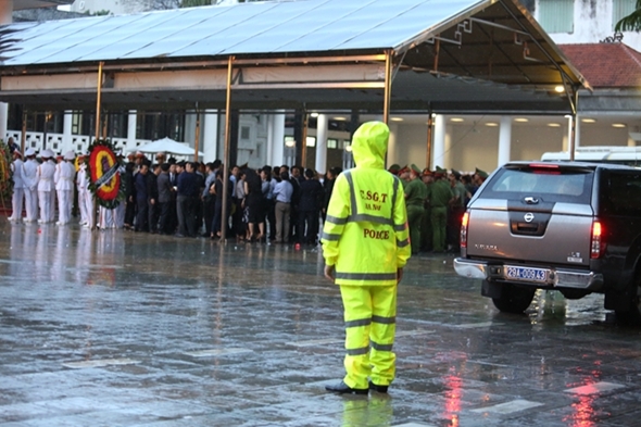 Dòng người đội mưa vào viếng Chủ tịch nước Trần Đại Quang 