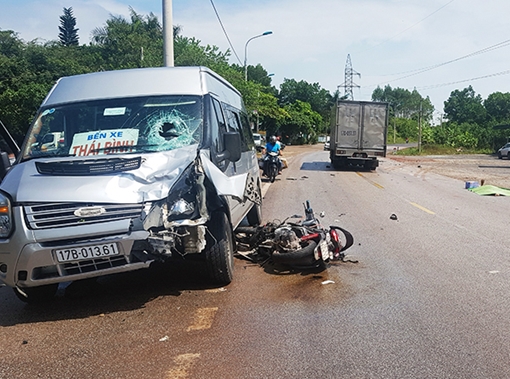 Xe khách va chạm với xe máy, 1 người tử vong