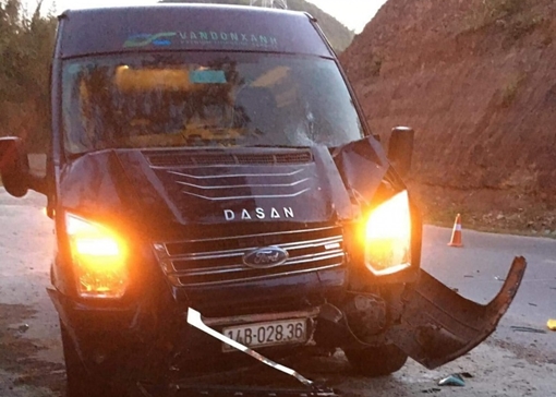 Xe Limousine Vân Đồn Xanh tông xe máy, 2 bố con tử vong