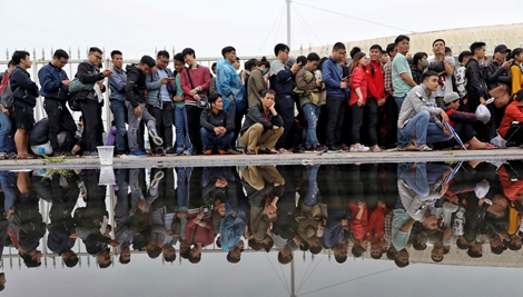 Từ cơn sốt vé tại Mỹ Đình nghĩ về tình yêu bóng đá của người Việt