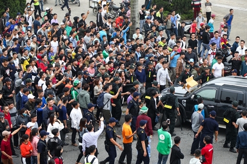 Hết vé bán, người hâm mộ tức giận náo loạn sân Mỹ Đình