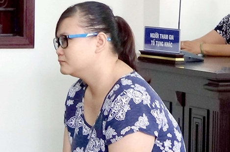 Bảo mẫu dùng dép bạo hành trẻ ở Bình Chánh lãnh 18 tháng tù 