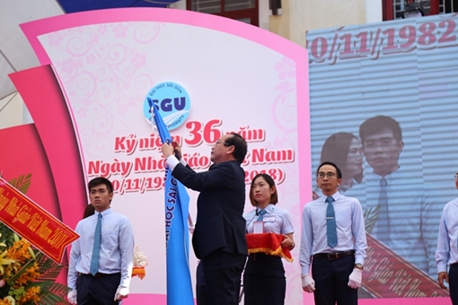 Trường ĐH Sài Gòn đón nhận Huân chương lao động hạng Ba 